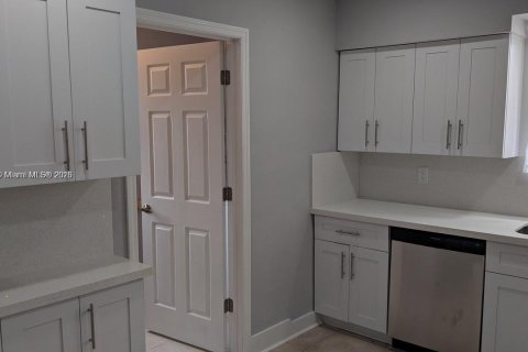 House in Hollywood, Florida 3 bedrooms, 130.99 sq.m. № 1737779 - photo 9