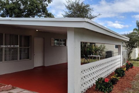 House in Hollywood, Florida 3 bedrooms, 130.99 sq.m. № 1737779 - photo 3