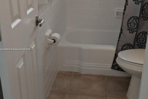 House in Hollywood, Florida 3 bedrooms, 130.99 sq.m. № 1737779 - photo 13