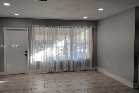 House in Hollywood, Florida 3 bedrooms, 130.99 sq.m. № 1737779 - photo 4