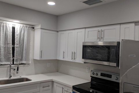 House in Hollywood, Florida 3 bedrooms, 130.99 sq.m. № 1737779 - photo 7