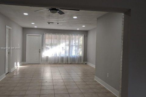 House in Hollywood, Florida 3 bedrooms, 130.99 sq.m. № 1737779 - photo 5