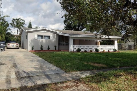 House in Hollywood, Florida 3 bedrooms, 130.99 sq.m. № 1737779 - photo 2