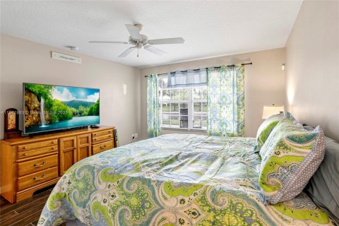 House in Wellington, Florida 2 bedrooms, 141.77 sq.m. № 1920230 - photo 16