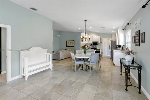 House in Wellington, Florida 2 bedrooms, 141.77 sq.m. № 1920230 - photo 9