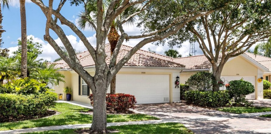 House in Wellington, Florida 2 bedrooms, 141.77 sq.m. № 1920230