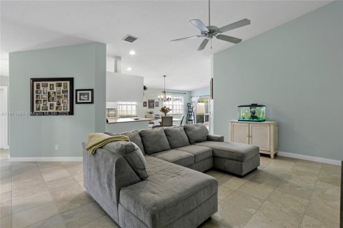 House in Wellington, Florida 2 bedrooms, 141.77 sq.m. № 1920230 - photo 13