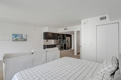 Condo in Miami, Florida  № 1991024 - photo 12