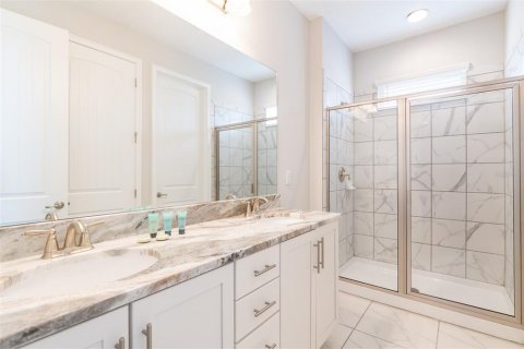 Casa en venta en Kissimmee, Florida, 5 dormitorios, 239.13 m2 № 1810158 - foto 23
