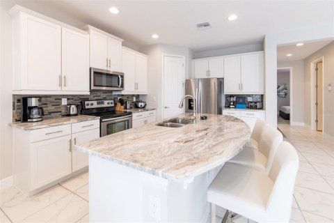 Casa en venta en Kissimmee, Florida, 5 dormitorios, 239.13 m2 № 1810158 - foto 4