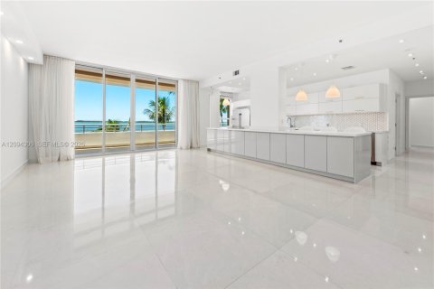 Condo in Miami, Florida, 3 bedrooms  № 2383120