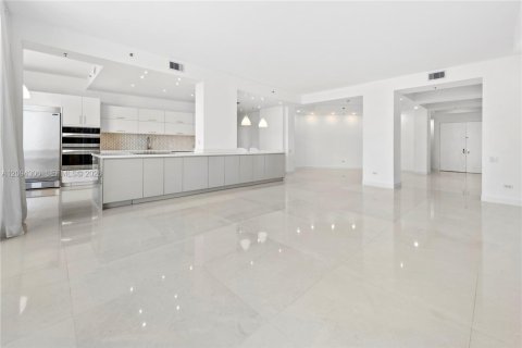 Condo in Miami, Florida, 3 bedrooms  № 2383120 - photo 15