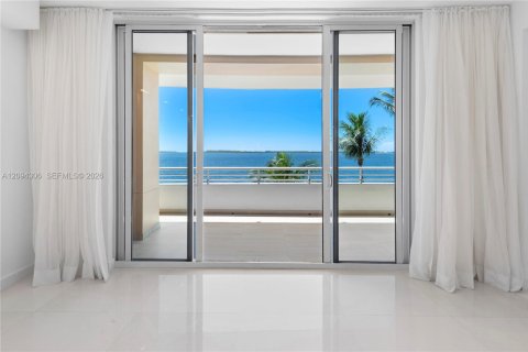 Condo in Miami, Florida, 3 bedrooms  № 2383120 - photo 2
