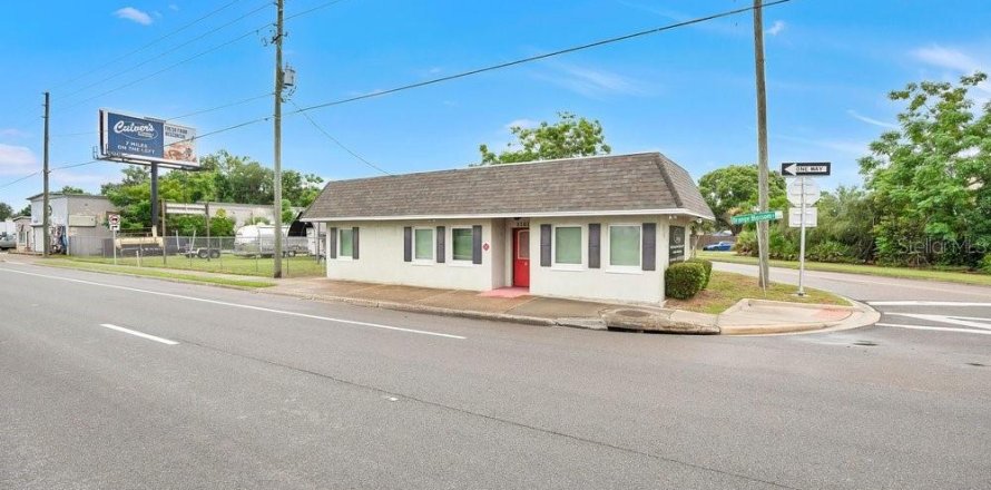 Commercial property in Zellwood, Florida № 2288079
