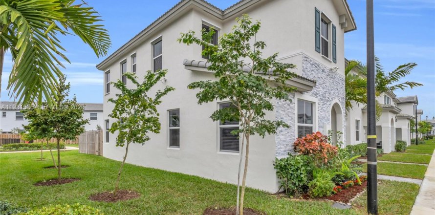 House in Homestead, Florida 3 bedrooms, 143.53 sq.m. № 2080056