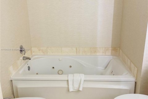 Condominio en venta en Sunny Isles Beach, Florida, 1 dormitorio, 91.97 m2 № 1958358 - foto 10