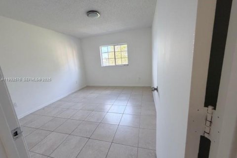 Condo in Hollywood, Florida, 1 bedroom  № 1990997 - photo 8