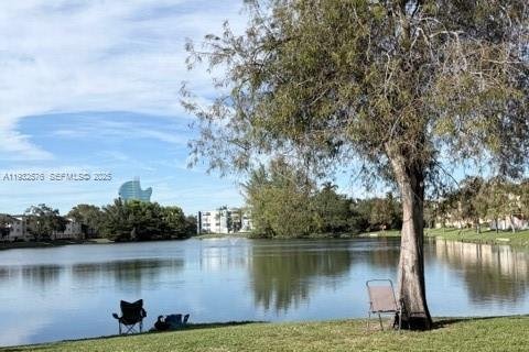 Condo in Hollywood, Florida, 1 bedroom  № 1990997 - photo 19