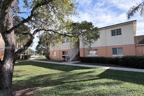 Condo in Hollywood, Florida, 1 bedroom  № 1990997 - photo 17