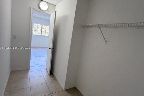 Condo in Hollywood, Florida, 1 bedroom  № 1990997 - photo 12