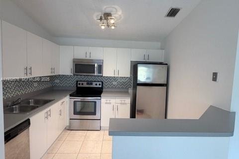 Condo in Hollywood, Florida, 1 bedroom  № 1990997 - photo 1