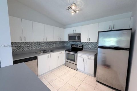 Condo in Hollywood, Florida, 1 bedroom  № 1990997 - photo 2