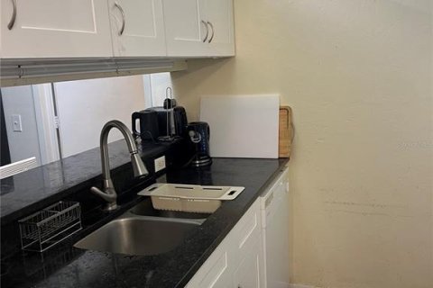 Condo in Gainesville, Florida, 4 bedrooms  № 2209139 - photo 10