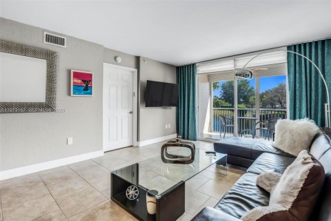 Condo in Tamarac, Florida, 2 bedrooms № 2033592 - photo 11