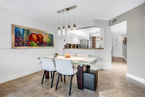 Condo in Tamarac, Florida, 2 bedrooms № 2033592 - photo 3