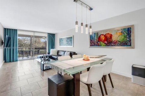 Condo in Tamarac, Florida, 2 bedrooms № 2033592 - photo 9