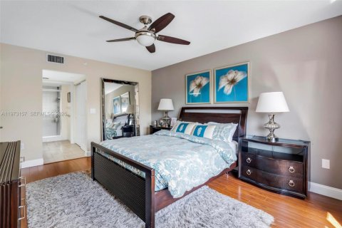 Condo in Tamarac, Florida, 2 bedrooms № 2033592 - photo 16