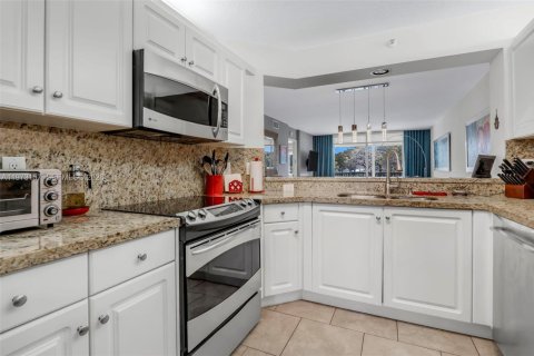 Condo in Tamarac, Florida, 2 bedrooms № 2033592 - photo 7