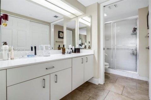 Condo in Tamarac, Florida, 2 bedrooms № 2033592 - photo 18