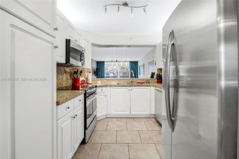 Condo in Tamarac, Florida, 2 bedrooms № 2033592 - photo 5