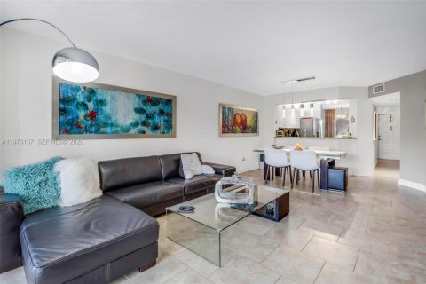 Condo in Tamarac, Florida, 2 bedrooms № 2033592 - photo 2