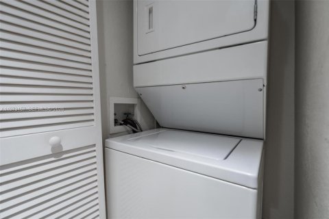 Condo in Tamarac, Florida, 2 bedrooms № 2033592 - photo 27