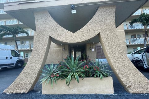 Condo in Hallandale Beach, Florida, 1 bedroom  № 1974737 - photo 1