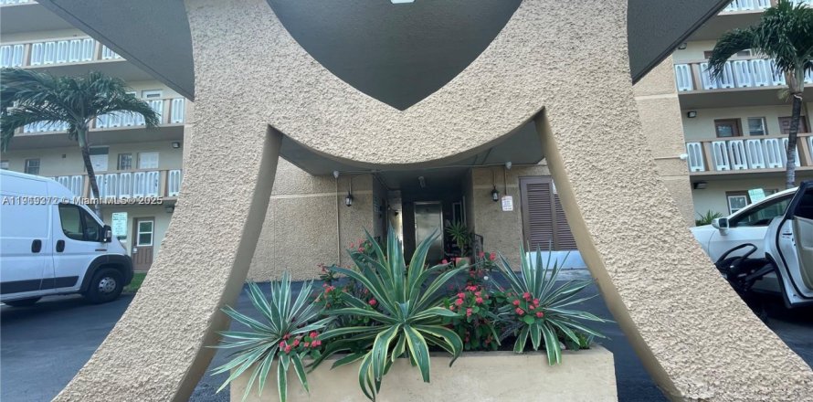 Condo in Hallandale Beach, Florida, 1 bedroom  № 1974737