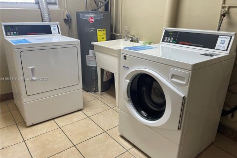 Condo in Hallandale Beach, Florida, 1 bedroom  № 1974737 - photo 11