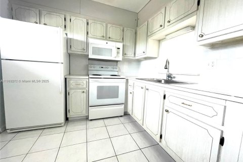 Condo in Hallandale Beach, Florida, 1 bedroom  № 1974737 - photo 7