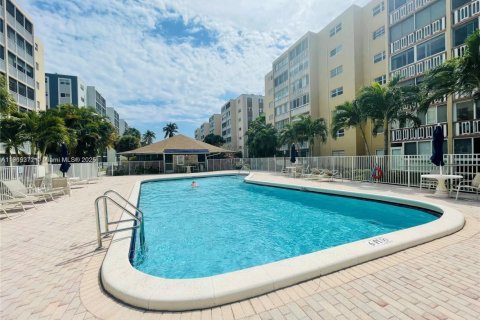 Condo in Hallandale Beach, Florida, 1 bedroom  № 1974737 - photo 3