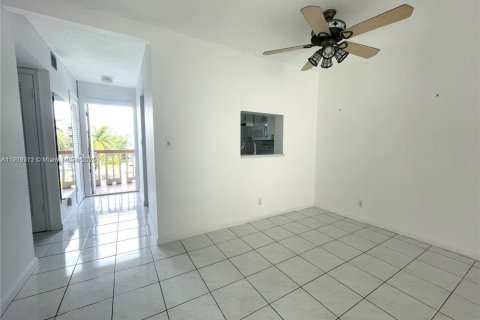 Condo in Hallandale Beach, Florida, 1 bedroom  № 1974737 - photo 12