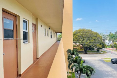 Condo in Hallandale Beach, Florida, 1 bedroom  № 1974737 - photo 4