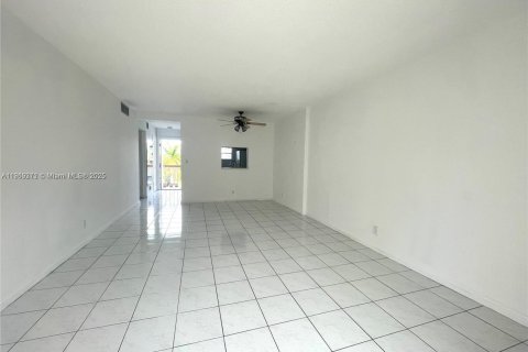 Condo in Hallandale Beach, Florida, 1 bedroom  № 1974737 - photo 5