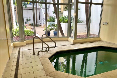 Condo in Hollywood, Florida, 2 bedrooms  № 1960681 - photo 27