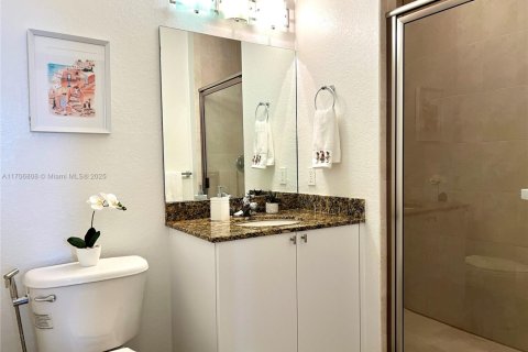 Condo in Hollywood, Florida, 2 bedrooms  № 1960681 - photo 12