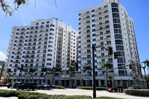 Condo in Hollywood, Florida, 2 bedrooms  № 1960681 - photo 1