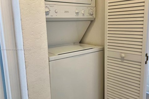 Condo in Hollywood, Florida, 2 bedrooms  № 1960681 - photo 13