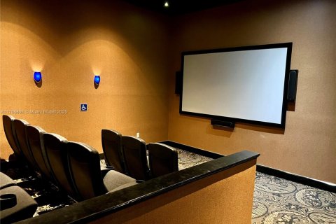 Condo in Hollywood, Florida, 2 bedrooms  № 1960681 - photo 24