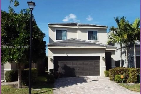 House in Pompano Beach, Florida 3 bedrooms, 135.17 sq.m. № 1933060 - photo 2